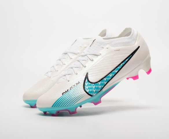 Футбольная обувь NIke Mercurial Vapor XV FG белые